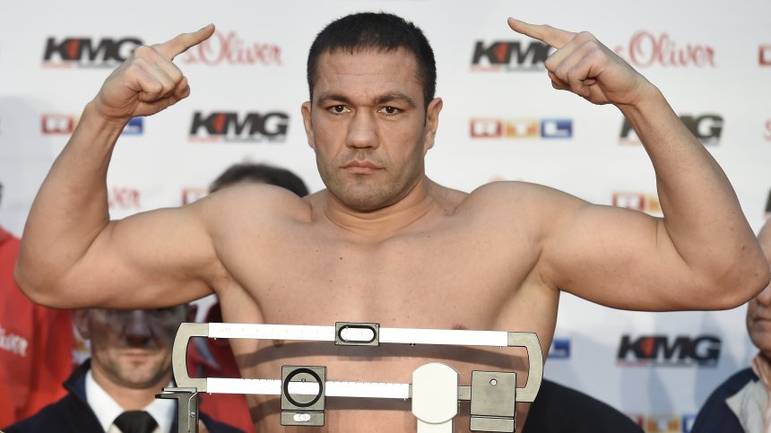 Кобрата излиза срещу бившия затворник Букър в неделя сутрин