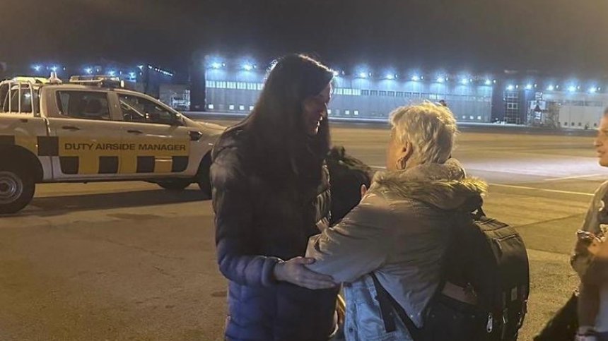 96 души пристигнаха с правителствения самолет от Тел Авив, Мария Габриел ги посрещна