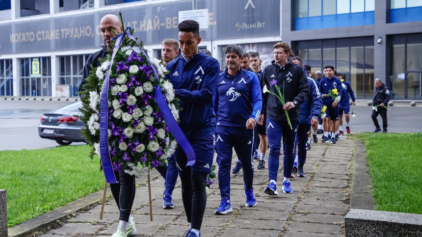 "Левски" поднесе венци пред паметника на Гунди, Сираков и Боримиров не присъстваха