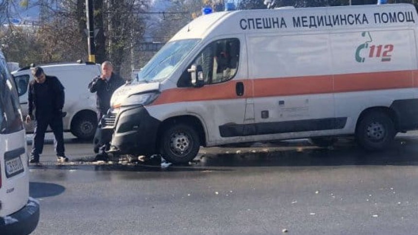 Кола удари линейка с пациент на Орлов мост, друга се заби в автобус