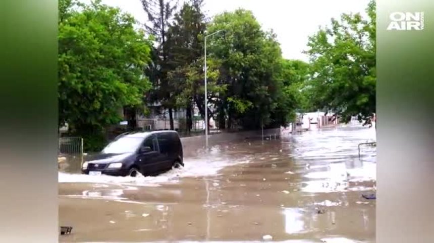 Пороен дъжд във Варна затвори част от новоремонтиран булевард (видео)