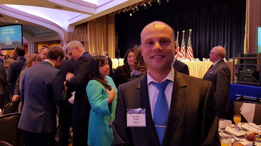 Кой е човекът, изработил уеб страниците на американските сенатори?