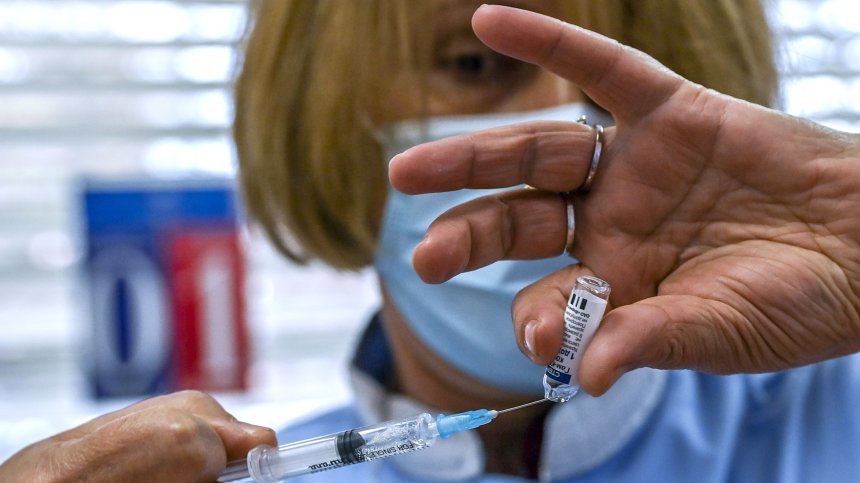 Гърция рестартира туризма през май, Сърбия ще произвежда милиони дози от Sputnik V