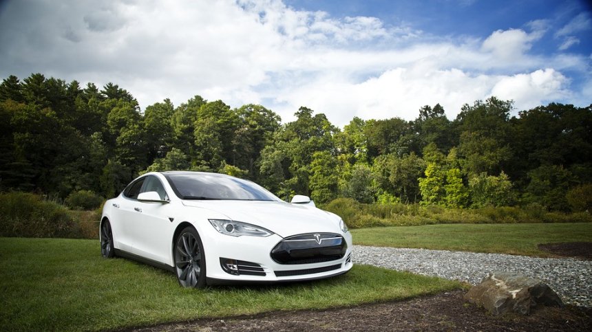 Собственици на Tesla останаха заключени в автомобилите си