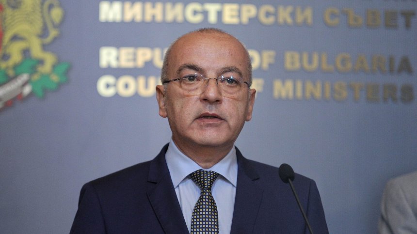 Гълъб Донев нареди проверка на договора на Лена Бориславова и др. с кабинета "Петков"