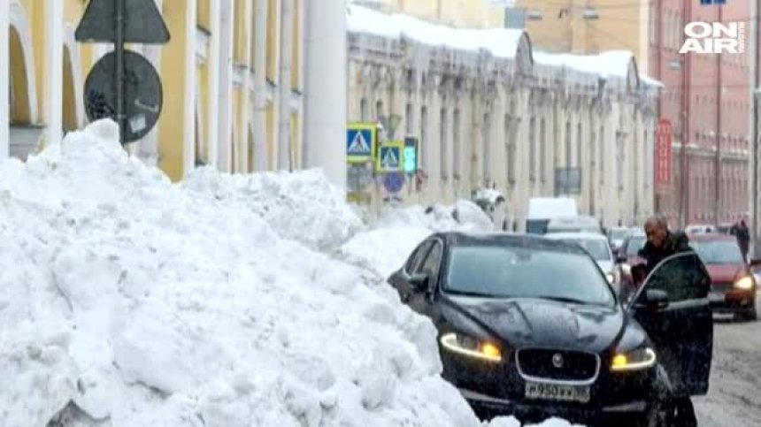 Млад мъж загина в Санкт Петербург - ударен е от паднало парче лед