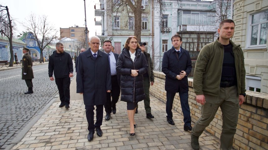 Министър Нейнски в Киев: Ужасите на войната са ежедневие за украинците