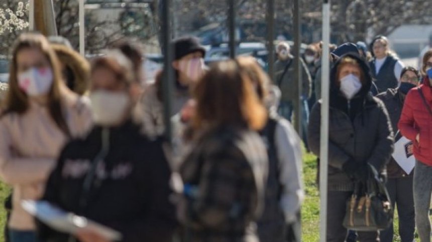 Безработните продължават да са повече от наетите