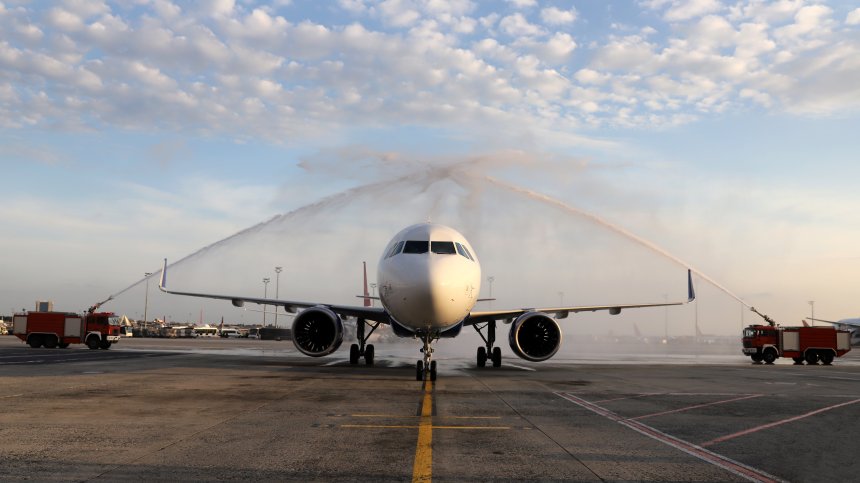 С воден салют посрещнаха първия чартър на "България Еър" в Тел Авив