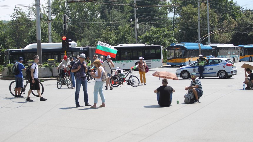 Блокираха Орлов мост с футбол, велосипеди и скейтборди
