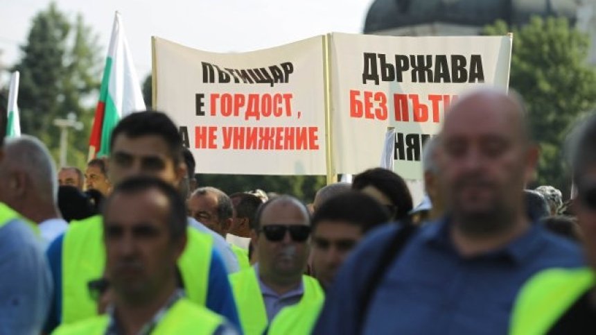 "Обещания има, пари няма": Пътни строители блокираха София и над 20 пътища в страната