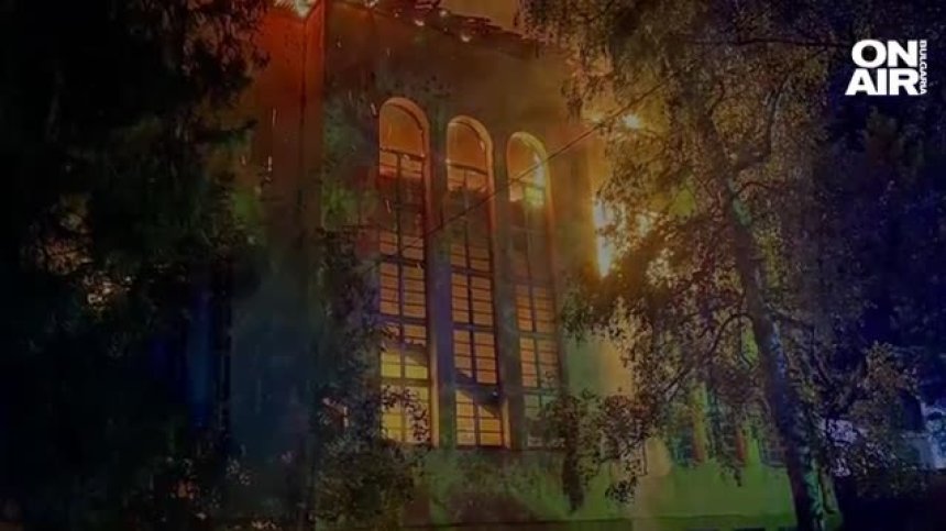 Пожар изпепели покрива на училището в карловското село Васил Левски