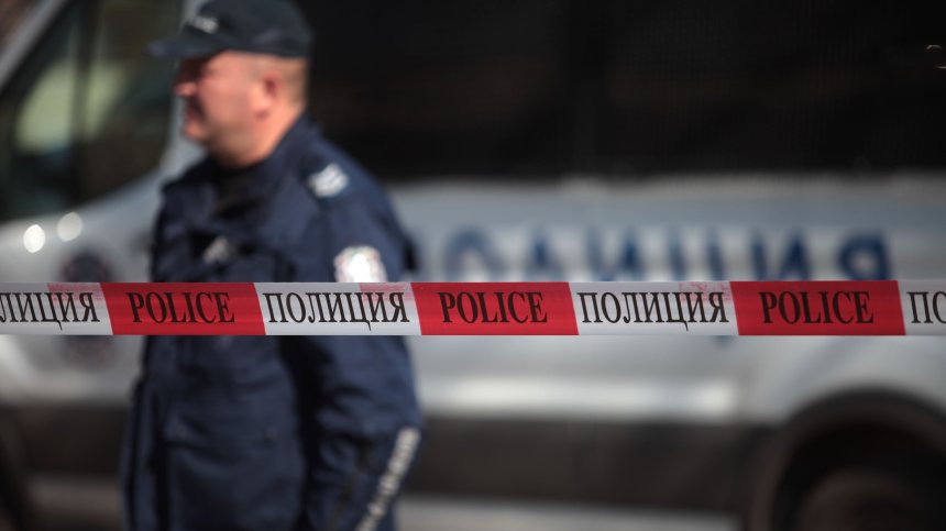 Жена намушка във врата, гърдите и ръката мъжа, с когото живее, арестуваха я