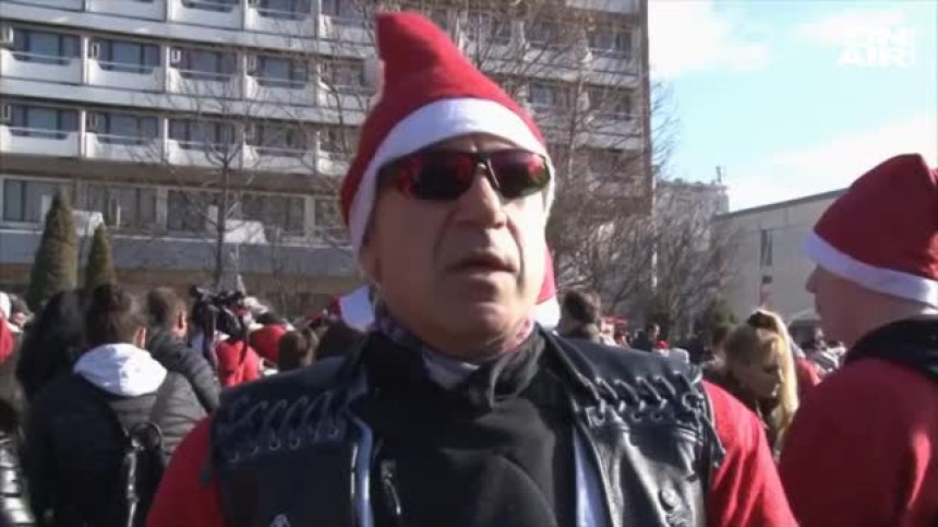 Мотористи се облякоха като Дядо Коледа и направиха традиционна обиколка в Казанлък