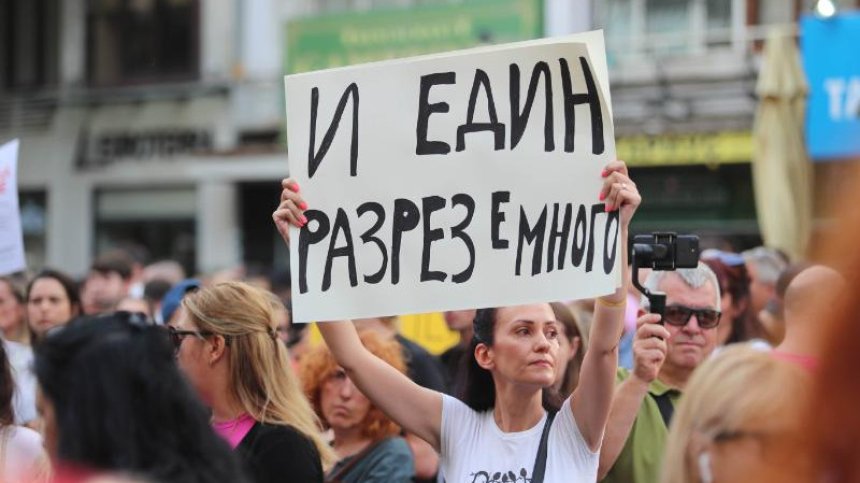 "Няма да мълчим": Жени от цяла България застанаха зад Дебора, искат цялата жестокост на закона за Георги