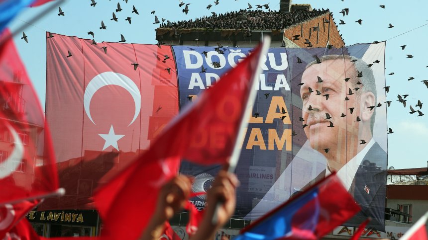 Лирата с рекорден спад преди балотажа, Кълъчдароглу замеси България в кампанията си