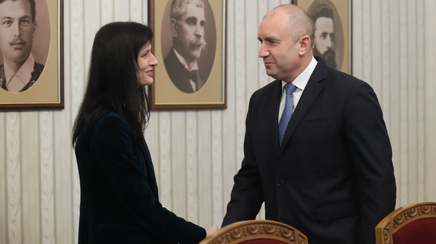 Искате ли още време: Ключовият въпрос на Радев към ГЕРБ-СДС и ПП-ДБ