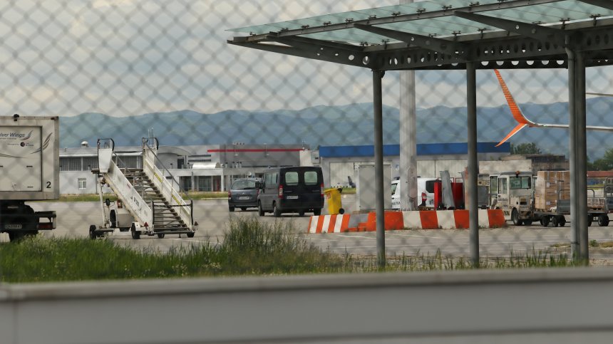 Техническа неизправност наложила аварийното кацане на самолета в София