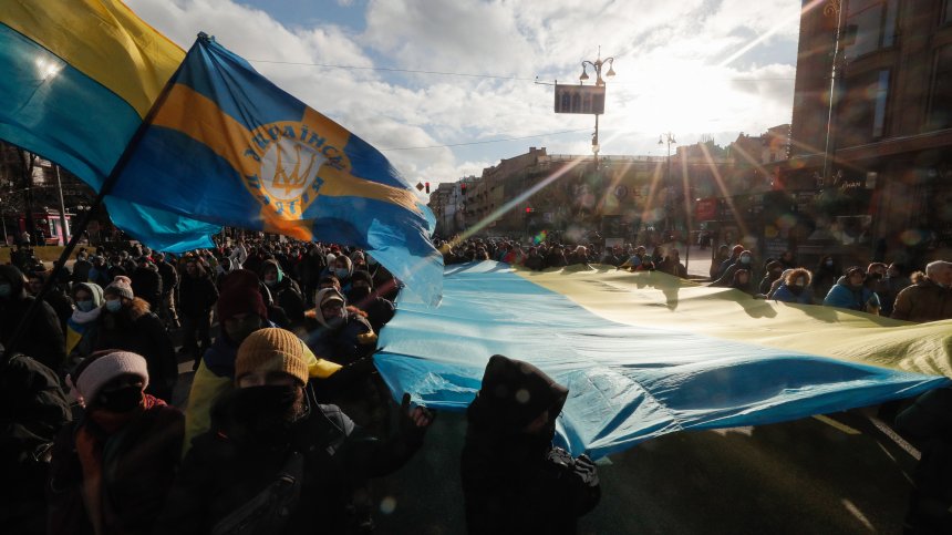 Символ на единство - хиляди украинци шестваха в Киев на фона на опасенията от война