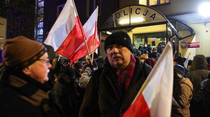 Арести, протести и заплахи - политическото напрежение в Полша ескалира