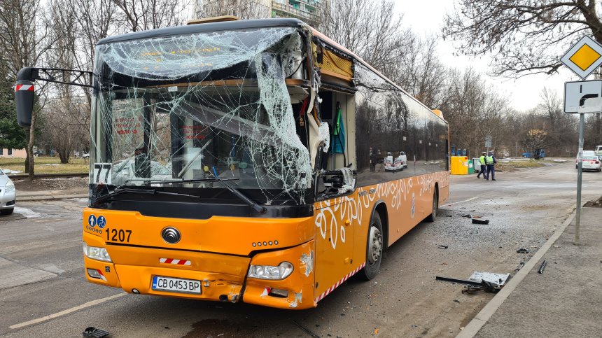 Двама пострадаха в катастрофа с автобус в София