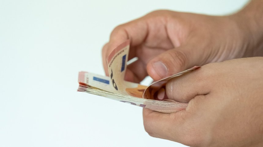 Инфлацията в България достигна 3,3% през февруари 2026, храните и услугите поскъпват