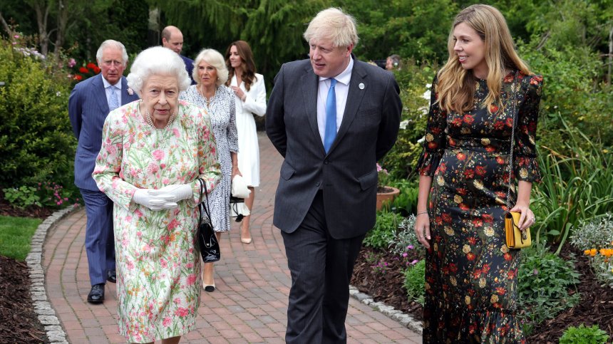 Борис Джонсън разкри в мемоарите си подробности за смъртта на Елизабет II