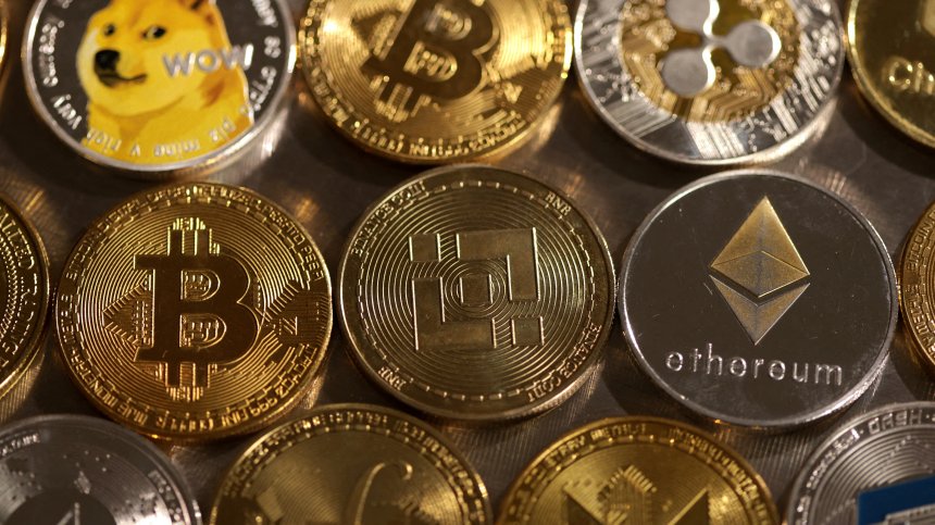 Биткойнът падна под $90 000