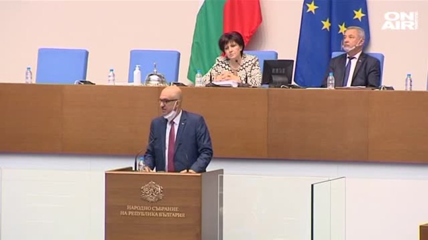 Носенето на маски в пленарната зала на НС отново стана повод за напрежение