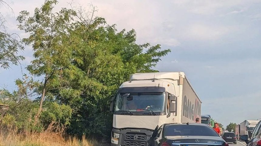 Катастрофа между кола и ТИР блокира Е-79 край Кресна в посока Гърция