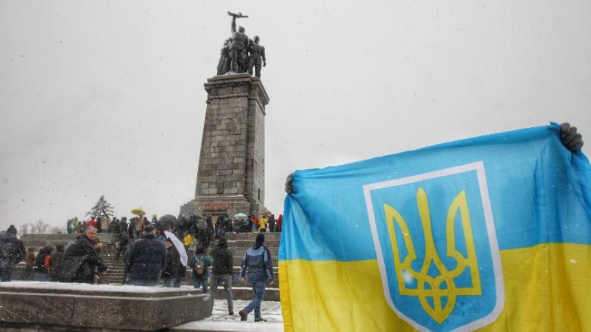 Захарова: България да защити съветските паметници от вандализъм