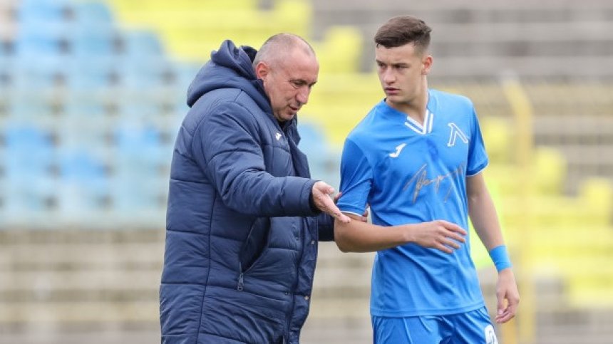 Стоилов: Не сме социален дом. Има футболисти, които трябва да защитят мястото си в "Левски"