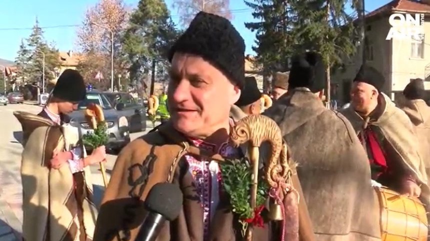 Коледари събудиха жители и гости на Велинград, пожелаха им здраве и берекет