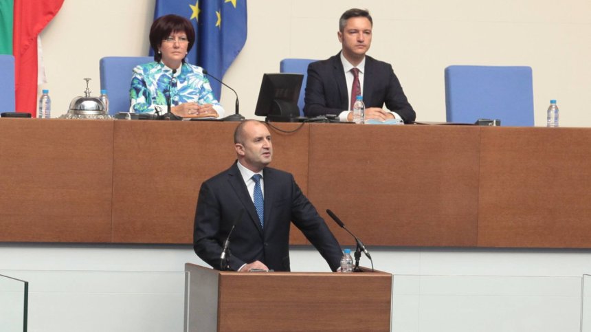 Радев: Незабавна оставка, бягството няма да ви спаси от позора