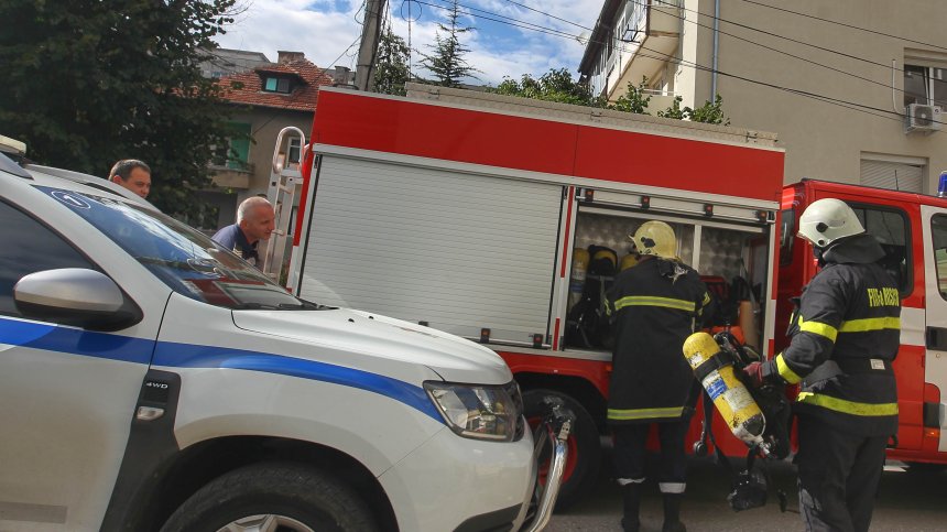 Огън гори в промишлена зона във Варна, обхванал е няколко обекта