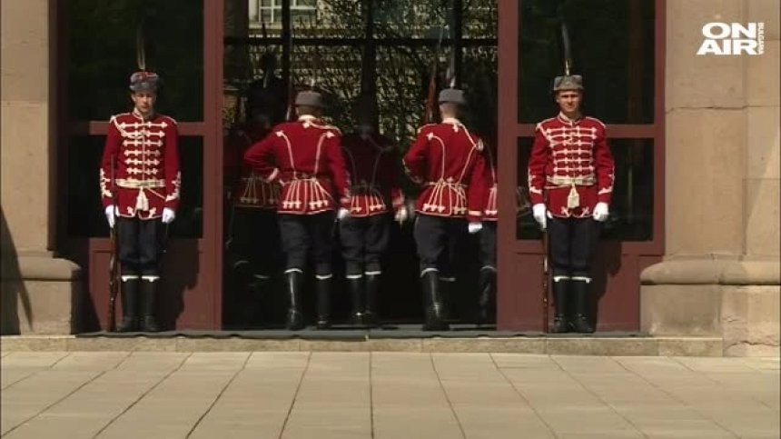 Задържаха въоръжен мъж, нахлул с пистолет в президентството!