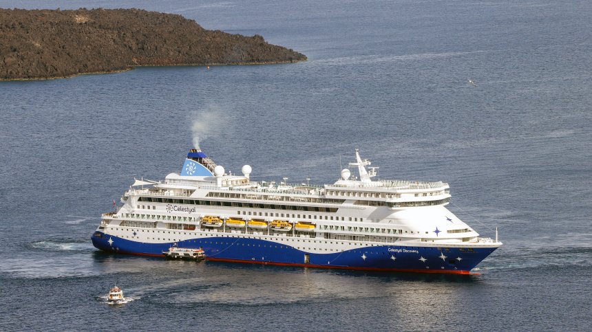 Санторини посрещна първите туристи след серията от трусове