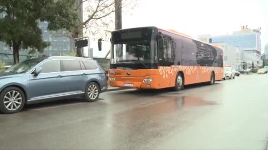 Автобус се запали в София, потегли на собствен ход и удари 3 коли