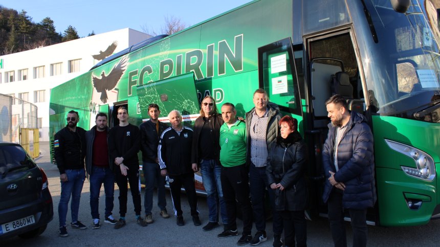 Автобус на футболния "Пирин" отива в Украйна, евакуират 35 българи