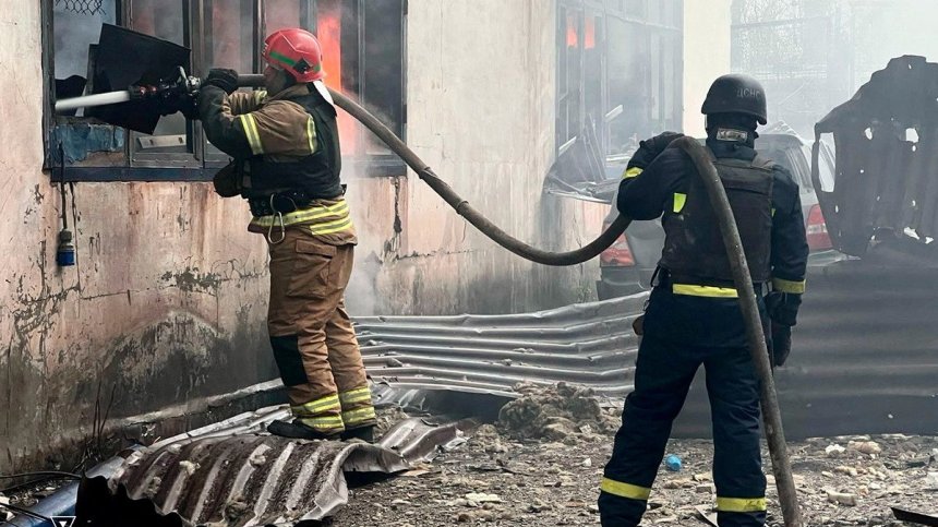 Двама души загинаха при експлозия в Киев