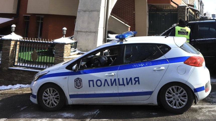 Младеж пострада при ПТП, след като 14-годишен заби кола в стълб