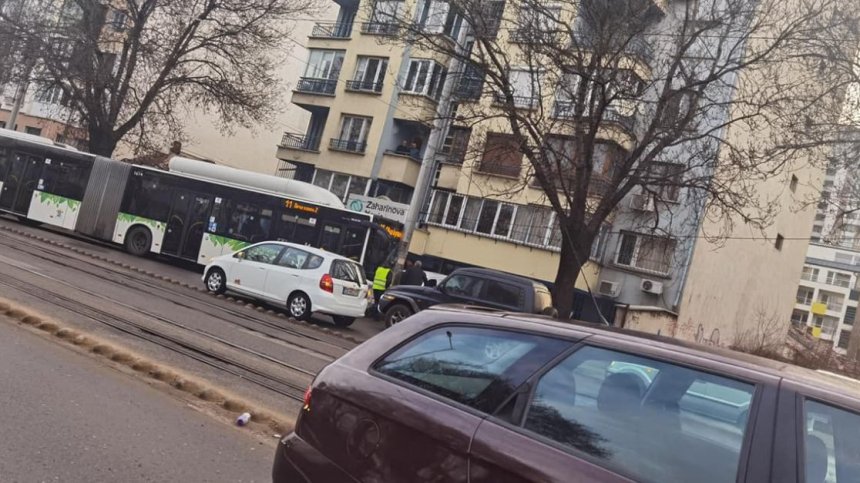 Автобус на градския транспорт се заби в стълб на столичен булевард