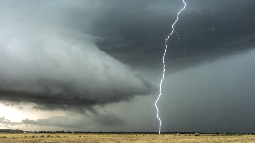 Мълнии удариха къщи и предизвикаха пожари в Павликени и Деляновци