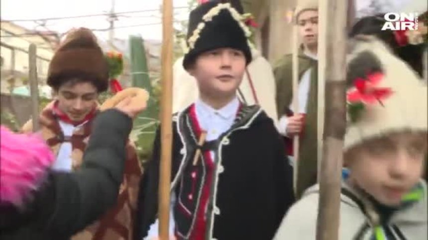 Коледари обикалят за здраве и берекет в с. Долни Лозен