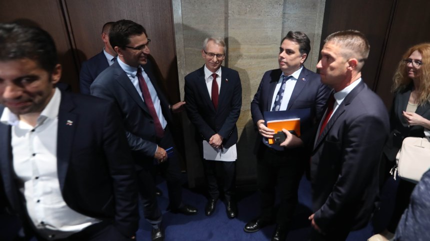 Споразумението между премиера и протестиращите влиза в парламента