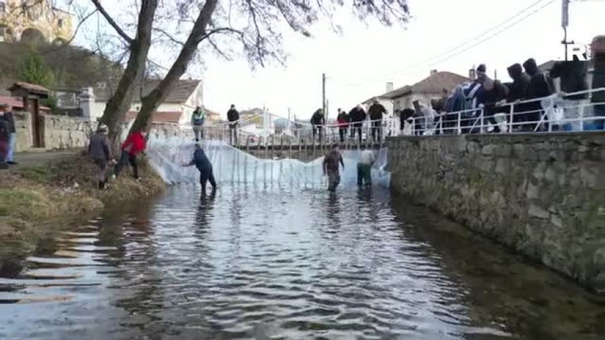 Зимата е мека, а водите не са ледени, но в Калофер се подготвят трескаво за Йордановден