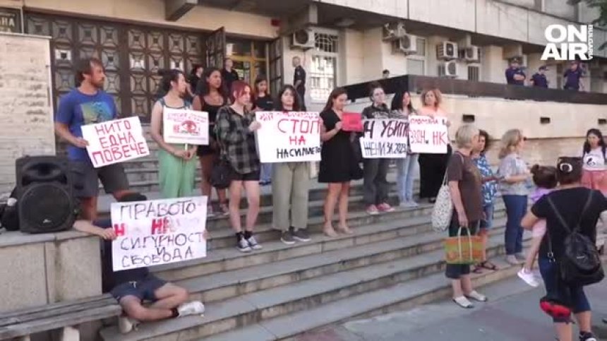 Протестиращи във Велико Търново се събраха в подкрепа на жертвите от домашно насилие