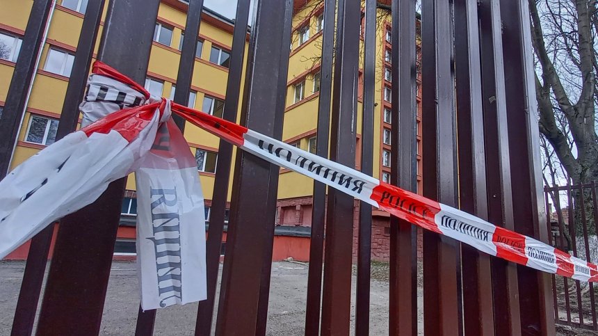 Насилие за удоволствие: Ученици се гаврят с момиче във Варна, снимат се и се хвалят