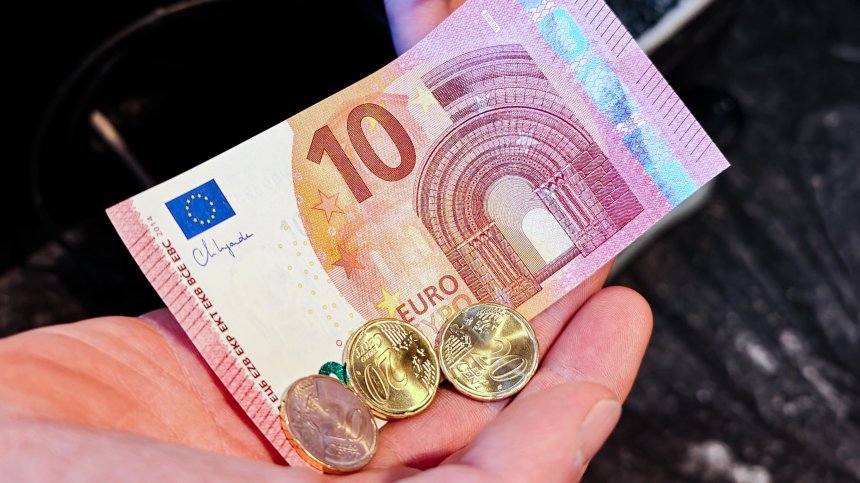НСИ: 1369 евро средна заплата в края на 2025 г., учителските скочиха с 13%