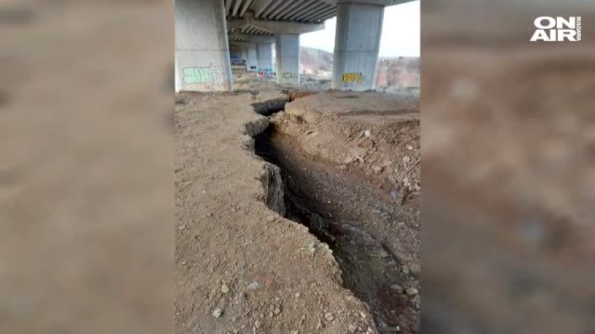 Граждани сигнализират за подкопани основи на мост на АМ "Струма"